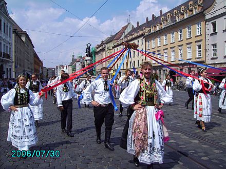 70 siebenbrgisch-schsische Trachtentrger traten beim Schwabenumzug in Augsburg auf.