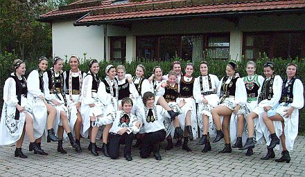 Strahlende Kinder- und Jugendtanzgruppe Augsburg nach dem gelungenen Auftritt vor dem Brgerhaus in Mglingen. Foto: Gottfried Schwarz