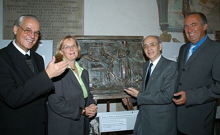 Bei der Erffnung der Ausstellung, von links: Bischof D. Dr. Christoph Klein, Stadtdekanin Susanne Kasch, Kulturreferent Wilhelm Roth und Jrgen Scheiber, Vorsitzender der Kreisgruppe Augsburg. Foto: Michael Hochgemuth