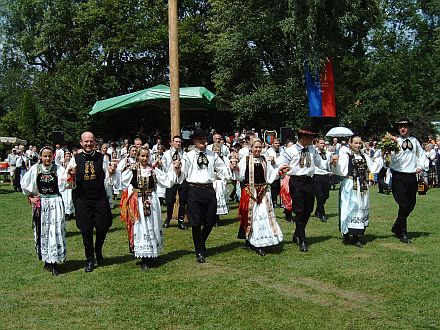 Jugendliche Gesichter prgten den Trachtenaufmarsch des Kronenfestes in Augsburg. Foto: Petra Reiner