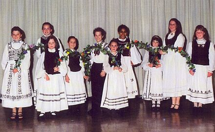 Beim Heimattag der Siebenbrger Sachsen in Aylmer (Kanada) begeisterte die Transylvania Kindertanzgruppe Kitchener unter der Leitung von Hannelore Maiterth mit ihrem Blumenbogen-Tanz.