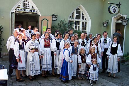 Siebenbrgisch-schsische Trachtentrger beim Baierdorfer Treffen in Nrnberg.