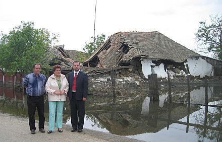 Soforthilfe bei Flutkatastrophe in Otelec im Banat, von links nach rechts: der Vorsitzende des Kreisrates Temesch, Marius Popovici, die bayerische Landtagsvizeprsidentin Barabara Stamm und der Vorsitzende des Landesverbandes Bayern der siebenbrgischen Landsmannschaft, Bernd Fabritius.