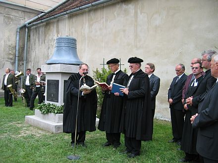  Hhepunkt des Festaktes beim Bartholomusfest 2004 war die Einweihung des Denkmals fr die Toten des Krieges und der Deportation, von links nach rechts: Pfarrer Kurt Boltres, Bischof D. Dr. Christoph Klein, Dechant Klaus Daniel sowie hinten HOG-Vorsitzender Michael Brenndrfer und Kurator Lehni.Foto: Elena Brenndrfer