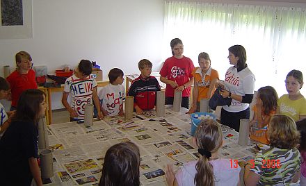 Ein spannender Workshop beginnt; das Rohmaterial der Trommeln wird bearbeitet. Foto: Sunhild Mai