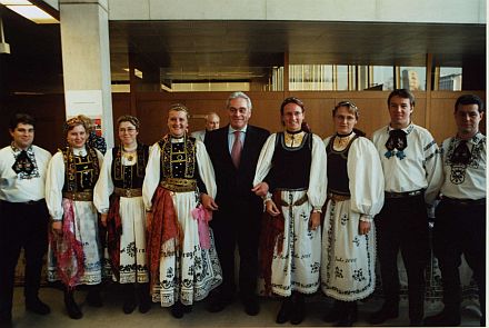 Der baden-wrttembergische Innenminister Heribert Rech mit siebenbrgisch-schsischen Trachtentrgern der Jugendtanzgruppe Stuttgart. Foto: Rainer Lehni