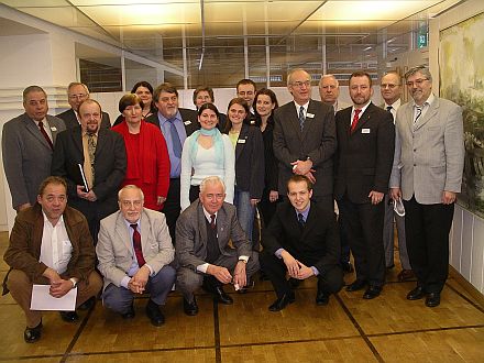 Der neu gewhlte Erweiterte Vorstand der Landesgruppe Baden-Wrttemberg und die Rechnungsprfer: Vordere Reihe, von links nach rechts: Gustav Hamlescher, Michael Konnerth, Horst Fleischer, Martin Schnabel,; stehend, von links: Helmut von Hochmeister, Reinhard Lang, Gustav Botesch, Marianne Hgel, Renate Fritsch, Siegfried Habicher, Christa Andree, Karin Ngler, Christine Gltsch, Reinhold Zllner, Ines Wenzel, Alfred Mrass (Vorsitzender), Sieghard Kirschner, Dr. Bernd Fabritius (Wahlleiter), Rolf Kartmann und Werner Krempels. Es fehlen auf dem Foto: Folker Orendi, Harriet Stefani, Kurt Wagner und Karl Dendorfer.