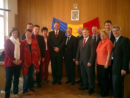 Die bayerische Delegation wurde von Brgermeister Klaus Johannis in Hermannstadt empfangen, v.l.n.r: MdL Maria Weikert (SPD), MdL Maria Scharfenberg (Die Grnen), Bernd Fabritius, Vorsitzender der Landesgruppe Bayern der siebenbrgischen Landsmannschaft, MdL Josef Zellmeier (stellvertrender Landesvorsitzender des BdV, CSU), MdL Edeltraut Plattner (CSU), Brgermeister Klaus Johannis, MdL Alexander Knig (Vorsitzender des Petionsausschusses des bayerischen Landtags, CSU), MdL Hans Rambold (CSU) , MdL Rainer Boutter, (SPD), Generalkonsul Thomas Gerlach, MdL Sylvia Stiersdorfer (CSU), MdL Georg Eisenreich (CSU), Oberregierungsrat Dieter Klotz.