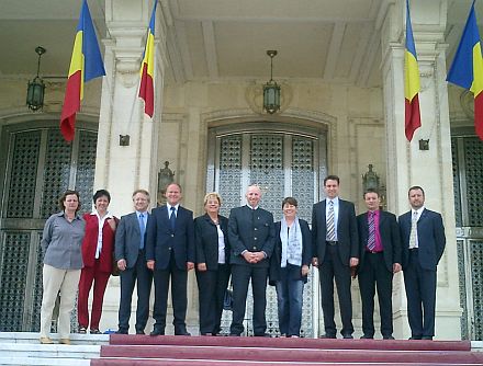 Bayerische Delegation vor dem Parlamentsgebude (Casa Poporului) in Bukarest.