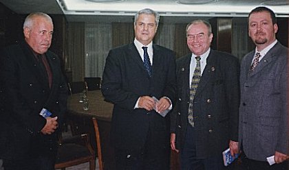 Premierminister Adrian Nastase (2. von links) empfngt bayerische Delegation, von links nach rechts: Johannes Strasser, stellvertretender Vorsitzender des Haushaltsausschusses des bayerischen Landtags; Gnter Gabsteiger, MdL, und Bernd B. Fabritius, Vorsitzender der Landesgruppe Bayern der Landsmannschaft.