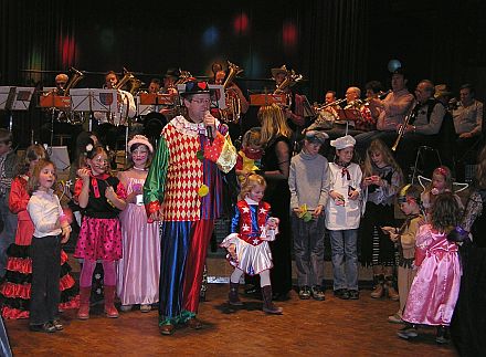 Viele kleine Indianer und Cowboys, Prinzessinnen und andere Tier- und Mrchengestalten strmten das Brgerhaus in Maichingen. Foto: Richard Theil