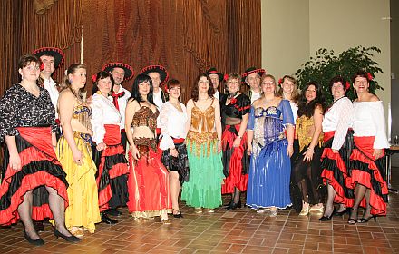 Die Siebenbürgische Tanzgruppe Böblingen in spanischem Gewand und dazwischen die Tanzgruppe 