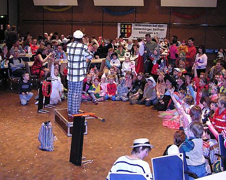 Kinderfasching 2007 der Kreisgruppe Böblingen: Clown Wollo im Kreis seiner begeisterten Zuschauer. Foto: Jan Kijek