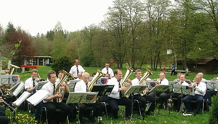 Die Blasmusik Bblingen sorgte fr gute Unterhaltung beim ersten Maifest in Bblingen. Foto: Jrgen Schiel