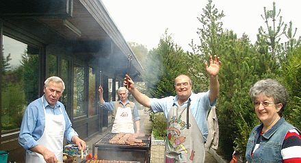 Grillmeister Erwin Weiss sowie die Helfer Hans Maurer, Michael Hutter und eine Dame beim Zubereiten der Mici. Foto: Jrgen Schiel