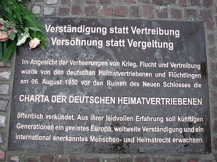 Bronzetafel, vor dem Neuen Schloss in Stuttgart in den Boden eingelassen, erinnert an die Verkndung der Charta der Deutschen Heimatvertriebenen.