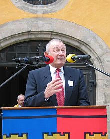 Bayerns Innenminister Dr. Gnther Beckstein whrend seiner Ansprache vor der Schranne in Dinkelsbhl. Foto: Josef Balazs