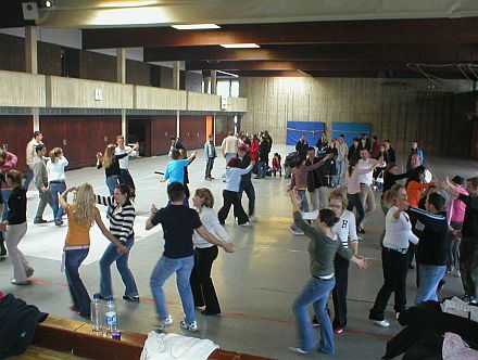 80 Jugendliche und Junggebliebene tanzten sich beim SJD-Vorbereitungsseminar fr den Heimattag in Dinkelsbhl ein. Foto: Karin Ngler