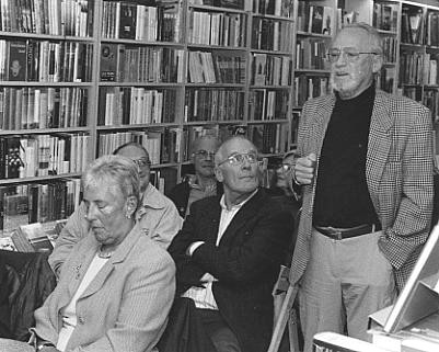 'Das ganze Buch ist eine Lüge': Hans Bergel (stehend) in der Buchhandlung Kirchheim in Gauting. Hinten (Dritter von rechts) der Journalist Hans-Joachim Acker. Foto: Konrad Klein
