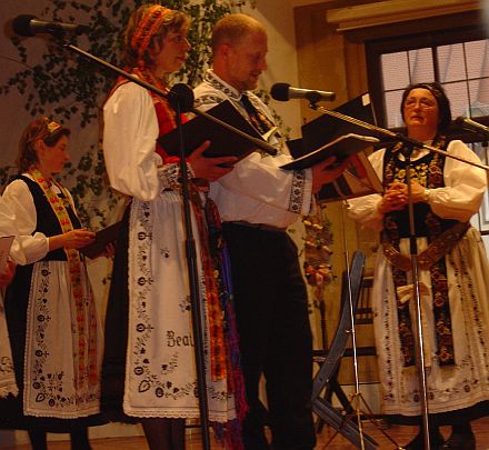 Brauchtumsveranstaltung Hochzet hun mer! mit der Theater- und Singgruppe Berlin unter der Leitung von Brigitte Schneider (Erste von rechts). Foto: Christian Schoger