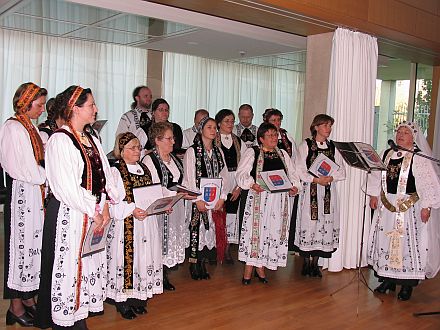 50-jhrige Jubilumsfeier in Berlin: Theater- und Singgruppe der Siebenbrger Sachsen unter der Leitung von Brigitte Schneider (Erste von rechts). Foto: Walter Wolf 