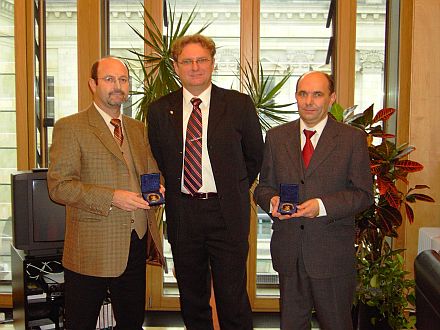 Unterstaatssekretr Zeno Pinter (Mitte) wrdigte die beiden Landesvorsitzenden in Berlin, Johann Schpf (Siebenbrger Sachsen, links) und Ernst Meinhardt (Banater Schwaben).