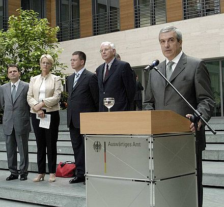 Hochkartige Gste bei der Erffnung der Ausstellung Rumnien - eine europische Kulturlandschaft in Berlin, von links nach rechts: Botschafter Adrian Cosmin Vierita, Bundestagsvizeprsidentin Susanne Kastner, Rumniens Auenminister Mihai-Razvan Ungureanu, Dr. Klaus Scharioth, Staatssekretr im Auswrtigen Amt, und der rumnische Premierminister Calin Popescu-Tariceanu. Foto: Martin Eichler