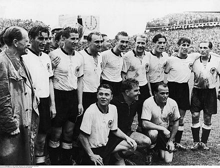 Mannschaftsfoto der Helden von Bern nach dem Finalsieg:Jupp Posipal ist der Vierte von links.