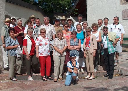 Teilnehmer der Salzburgfahrt der Kreisgruppe Biberach vor der Kirche mit dem berhmten Flgelaltar von Michael Pacher in St. Wolfgang. Foto: Karl Fleischer