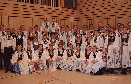 Die Tanzgruppe Stuttgart, die Jugendtanzgruppe Biberach und die Kindertanzgruppe Biberach erfreuten die Besucher des Biberacher Kathreinenballs mit ihren Tnzen. Foto: Heinz Lutsch