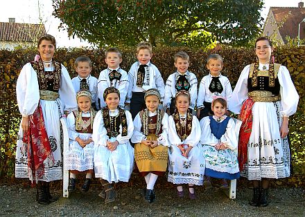 Die 2006 neu gegrndete Kleine Kindertanzgruppe Biberach. Von links nach rechts oben: Gruppenleiterin Astrid Gddert, Heiko Fredel, Kevin Gbbel, Fabian Schuller, Calvin Schmidt, Markus Schuster, Gruppenleiterin Barbara Femmig; von links nach rechts unten: Larissa Moll, Lea Bachmeier, Andrea Schuster, Anna-Lena Gddert, Jennifer Schuller. Nicht auf dem Foto: Vanessa Frank. Fotos: K. Hoffmann