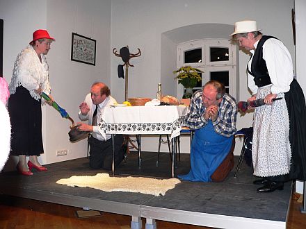 Kulturabend in Laupheim: So flehten der Schustermeister (Michael Krech) und der Notar (Mathias Henrich) um Gnade bei ihren erzrnten Frauen ( Traute Schuller und Maria Lindert). Foto: Henrich