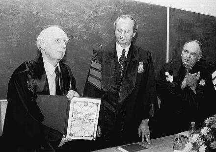 Bei der Verleihung der Ehrendoktorwrde an Walter Biemel; Prorektor Ioan Pnzaru (Mitte) und Gabriel Liiceanu (rechts). Foto: Valeriu Pana.
