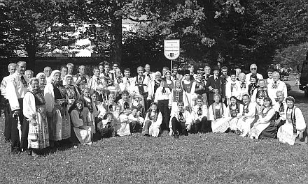 Auf dem Bietigheimer Pferdemarkt: Siebenbrgische Hochzeit mit Blaskapelle, dargestellt von der Kreisgruppe Bietigheim-Bissingen. Foto: Emmi Mieskes