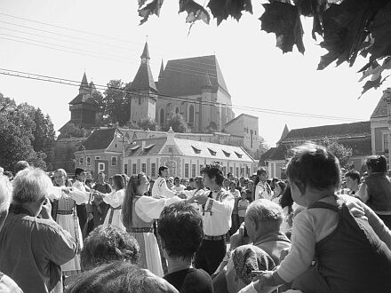 Sachsentreffen in Birthlm: Tanz vor historischer Kulisse, der zum UNESCO-Weltkulturerbe gehrenden Kirchenburg. Foto: Fred Nuss