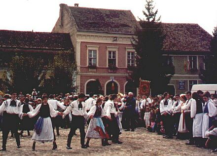 Siebenbrgische Jugendliche bieten Tnze auf dem Birthlmer Platz dar. Foto: Wita von Larcher