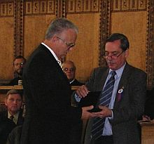 Bundesvorsitzender Volker Drr (links) wurde die Honterus-Medaille von Dr. Paul Jrgen Porr, Vorsitzender des Siebenbrgenforums, berreicht. Foto: Martin Ohnweiler