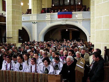 Beim Sachsentreffen in Birthlm war die Kirche bis auf den letzten Platz besetzt. Foto: Martin Ohnweiler
