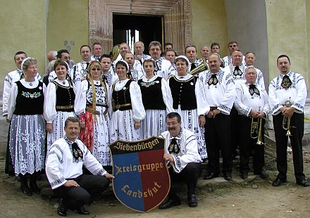 Gruppenbild mit den landsmannschaftlichen Kulturgruppen, die erstmals das Sachsentreffen in Birthlm mitgestalteten: die vereinigte Blaskapelle Landshut und Augsburg sowie die Tanzgruppen Landshut und Geretsried. Foto: Hans Binder