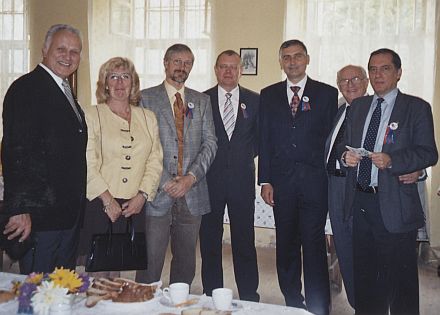 Empfang im evangelischen Pfarrhaus vor dem Festgottesdienst des Sachsentreffens in Birthlm, von links nach rechts: Volker Drr, Bundesvorsitzender der Landsmannschaft der Siebenbrger Sachsen in Deutschland, Manuela Drews, Gattin von Thomas Gerlach, Hans Jrg Neumann, Gesandter der Deutschen Botschaft in Bukarest, Thomas Gerlach, Generalkonsul in Hermannstadt, Daniel Thellmann, Brgermeister von Mediasch, Ministerialrat Carol Knig vom rumnischen Kulturministerium und Paul-Jrgen Porr, Vorsitzender des Siebenbrgenforums. Foto: Beatrice Ungar