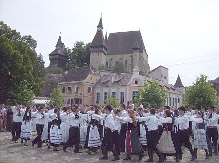Beim Sachsentreffen in Birthlm bietet die Kirchenburg das perfekte Ambiente fr den Trachtenmarsch der zehn Tanzgruppen. Foto: Ruxandra Stanescu