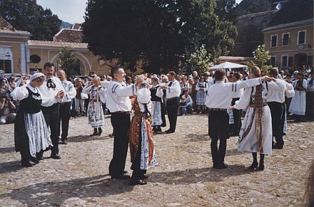 Die Landshuter und Geretsrieder zeigten schwungvolle Tnze auf dem Dorfplatz in Birthlm. Foto: Heike Kraus