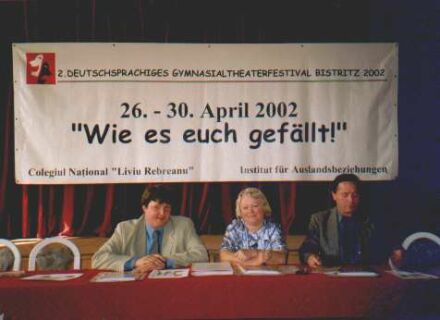 Pressekonferenz beim Gymnasialtheaterfestival in Bistritz, von links: Ulrich Burger, Marianne Arcălean und Ioan Burcușel, Leiter der Kreisverwaltung fr Kultur des Kreises Bistritz-Nassod, zeigen sich zuversichtlich ber den Erfolg des Festivals.