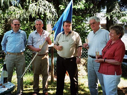 Empfang in Drabenderhhe, von links nach rechts: Harald Janesch, Dr. Hans Georg Franchy, Brgermeister Vasile Moldovan, Pfarrer i.R. Kurt Franchy und Enni Janesch. Foto: Franchy