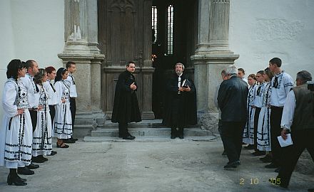 Erntedankfest in Bistritz: Dechant Bruno Frhlich, Stadtpfarrer Johann Dieter Kraus und die Jugendgruppe des Bistritzer Forums in siebenbrgisch-schsischer Tracht. Foto: Hans Georg Franchy