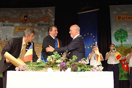 Besiegelung der Stdtepartnerschaft zwischen Herzogenrath und Bistritz am 10. Juni 2006, Brgermeister Vasile Moldovan Bistritz und sein Amtskollege Gerd Zimmermann Herzogenrath (rechts). Links im Bild Josef Poquet, Kulturbeauftragter der Stadt Herzogenrath. Foto Werner Klein