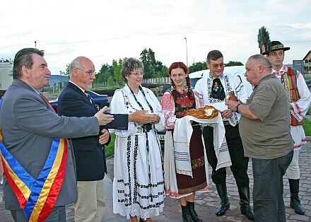 Eine Stdtepartnerschaft haben Bistritz und Herzogenrath am 16. Juli offiziell besiegelt. In der nordsiebenbrgischen Stadt wurde die Herzogenrather Delegation traditionell mit Brot, Salz und Schnaps empfangen. Von links: die Brgermeister Vasile Moldovan und Gerd Zimmermann sowie siebenbrgisch-schsische und rumnische Trachtentrger. Foto: Ilona Rtten