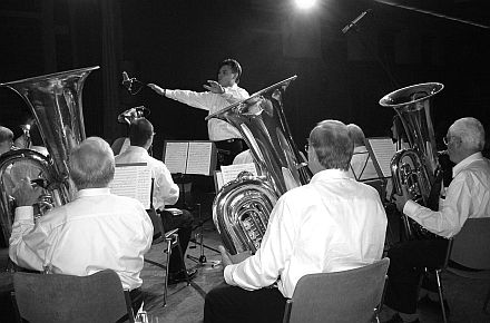 Die anspruchsvolle Blasmusik unter der Leitung von Walter Theiss begeisierte das Publikum in Bissingen. Foto: Emmi Mieskes