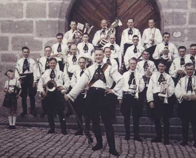 Siebenbrger Blasmusik Stuttgart mit ihrem Dirigenten Georg Thal vor der Jugendherberge in Dinkelsbhl, anlsslich ihrer ersten Teilnahme am Heimattag 1952.