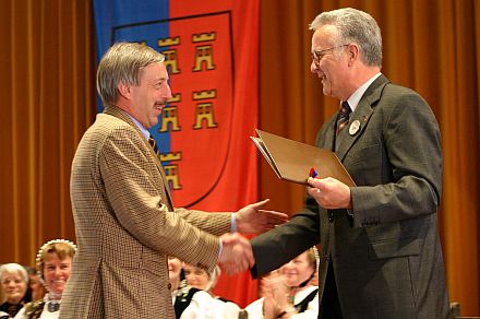 bergabe des Goldenen Ehrenwappens durch den Bundesvorsitzenden der Landsmannschaft der Siebenbrger Sachsen in Deutschland e.V., Volker Drr, an den Brgermeister von Wiehl, Werner Becker-Blonigen. Foto: Gnther Melzer